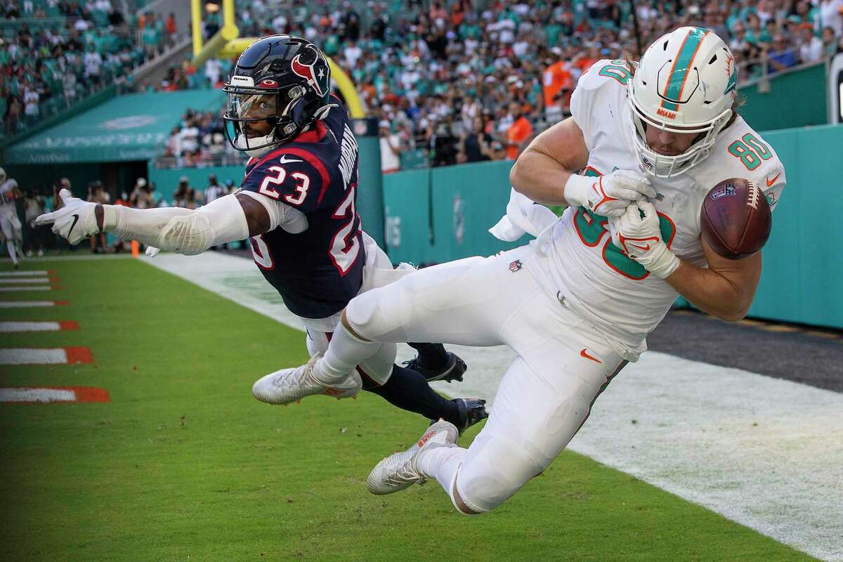 Miami’s Adam Shaheen, defended by Eric Murray in last season's game againt the Texans, won't be joining Houston after failing a physical.