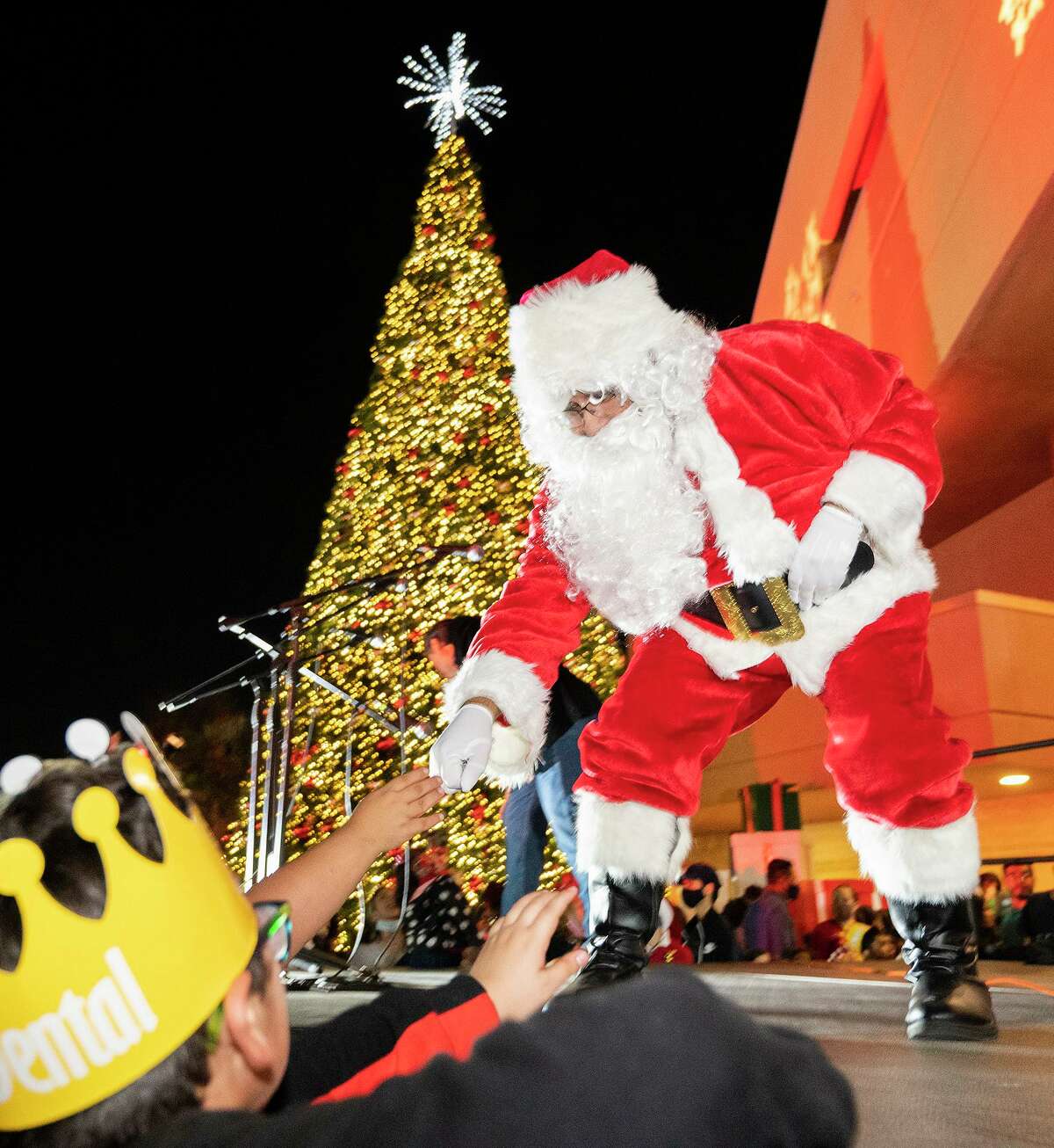 Santa Claus greets the personas después de illuminar el árbol de Navidad el miércoles 1 de November de 2021 en el Sames Auto Arena during el Navidad Fest.