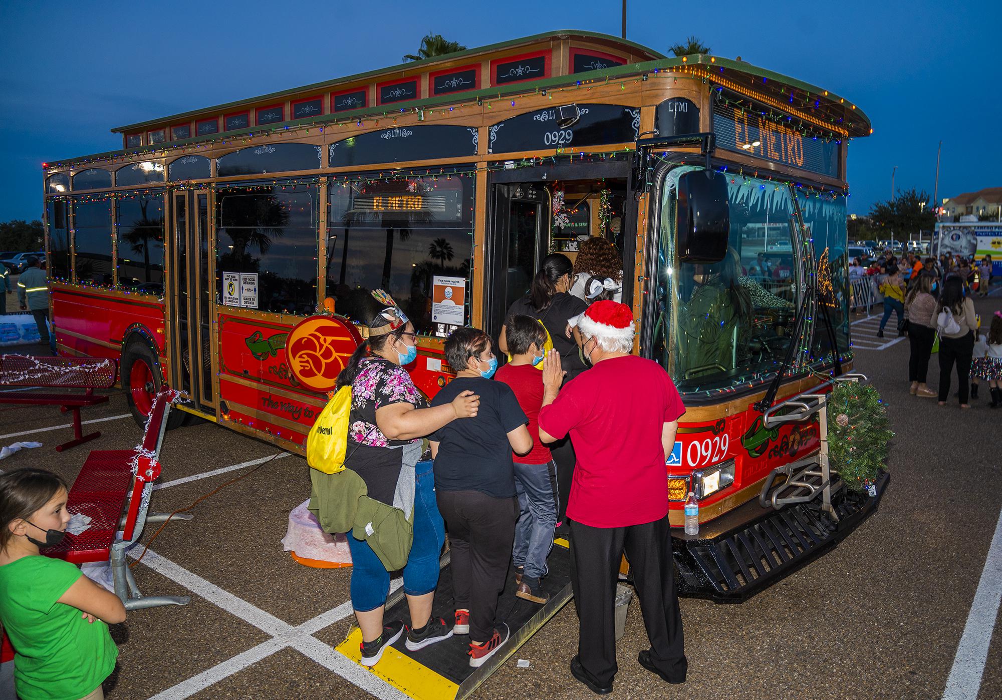 Laredoans gather, share Christmas spirit as part of Navidadfest - Vimarsana News