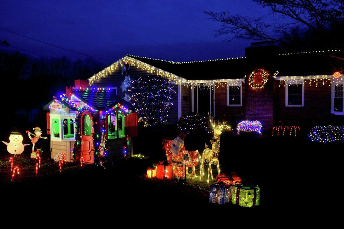 Trumbull light display raises money for those in need