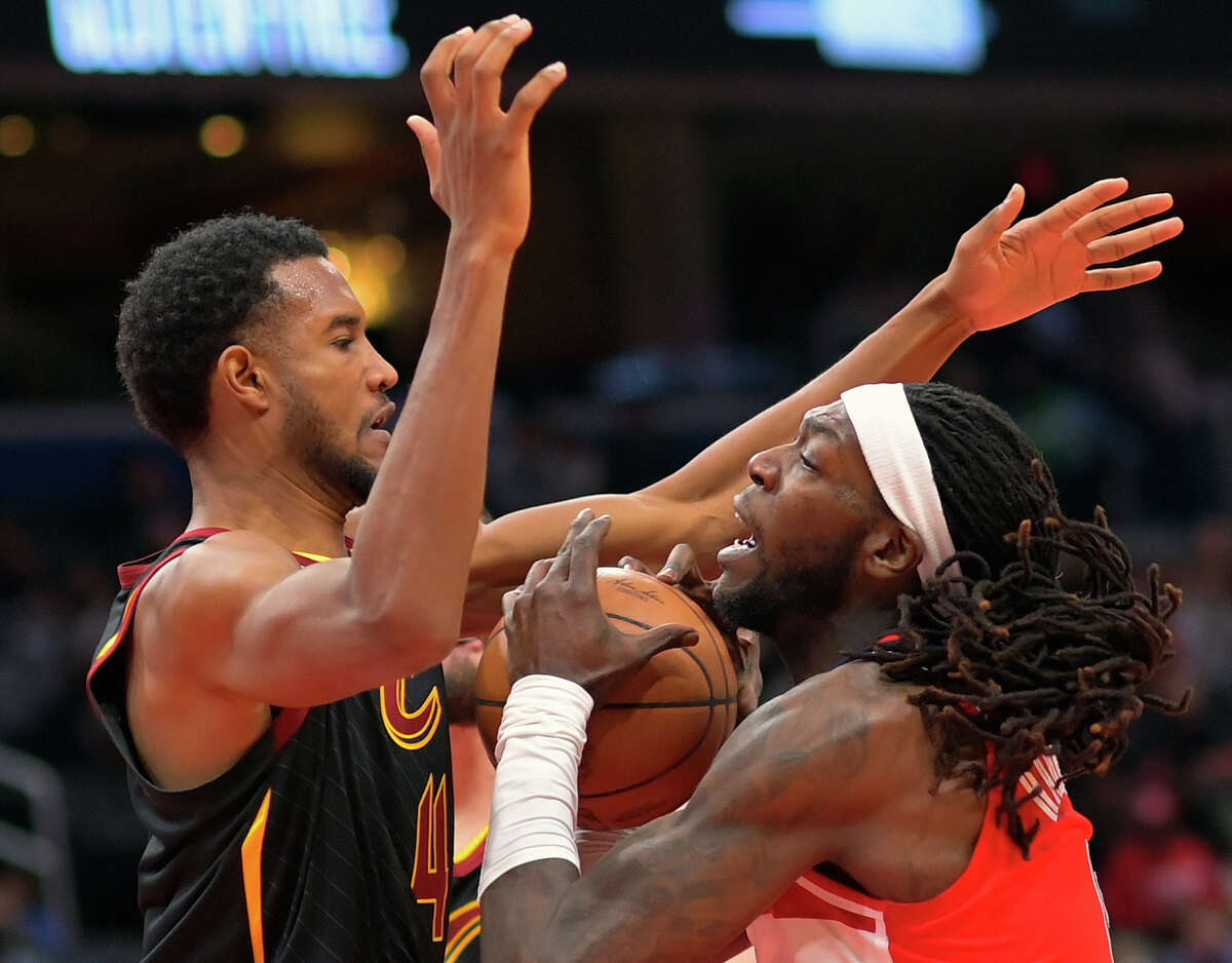 Cleveland rookie center Evan Mobley defends Montrezl Harrell during Friday's 116-101 Cavaliers win at Capital One Arena.