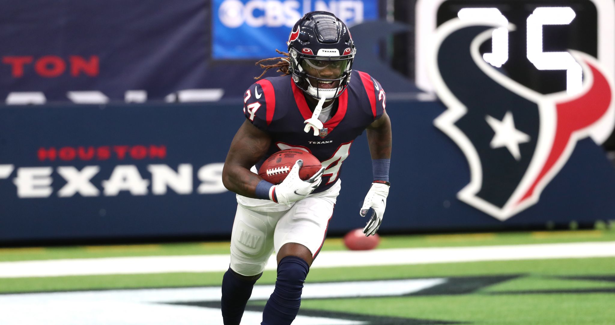 Houston, Texas, USA. 4th Dec, 2022. Houston Texans cornerback Tremon Smith  (1) carries the ball on a return during an NFL game between the Houston  Texans and the Cleveland Browns on Dec.