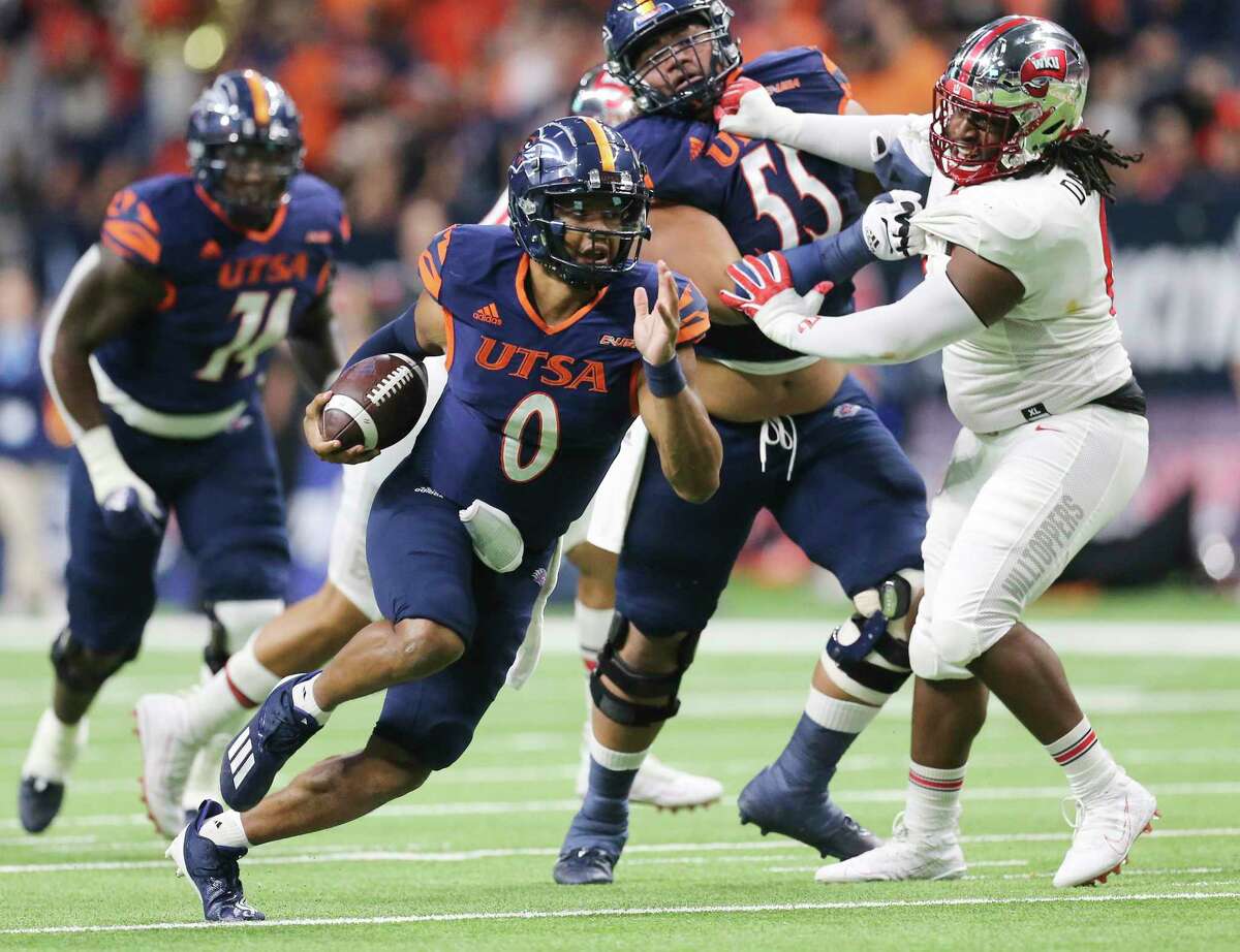 UTSA quarterback Frank Harris (00) breaks away from the line of scrimmage for a touchdown against Western Kentucky in the first quarter during the 2021 Conference USA Championship football game at the Alamodome on Friday, Dec. 3, 2021.