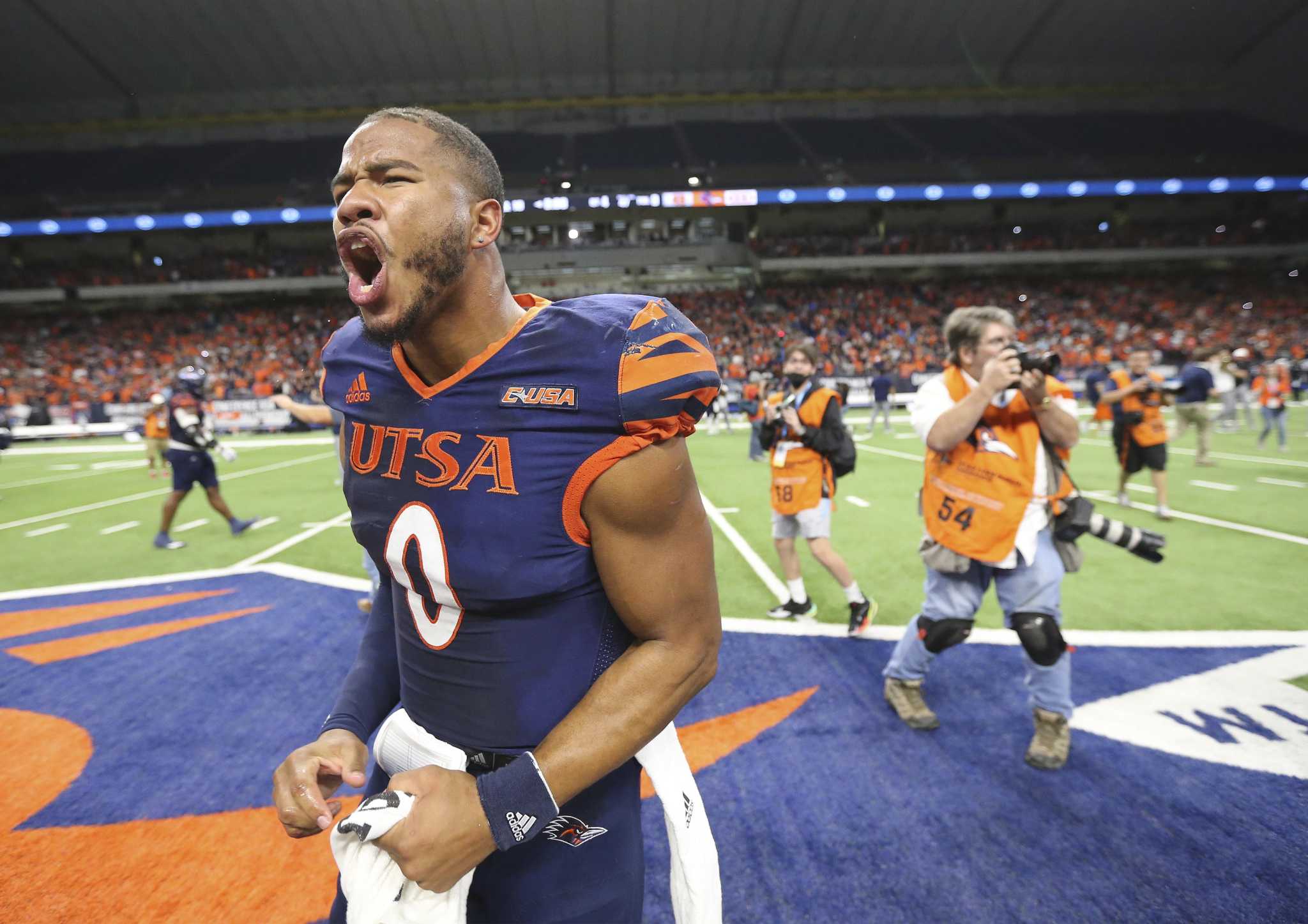 Watch: When UTSA's Frank Harris isn't winning games, he's fist bumping ...