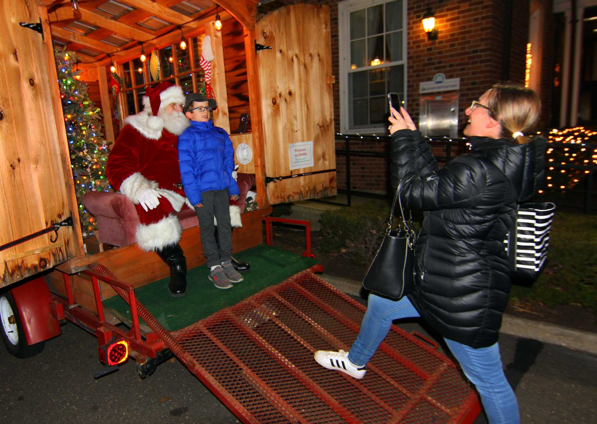Lamplight Stroll brings a festive feel back to Milford