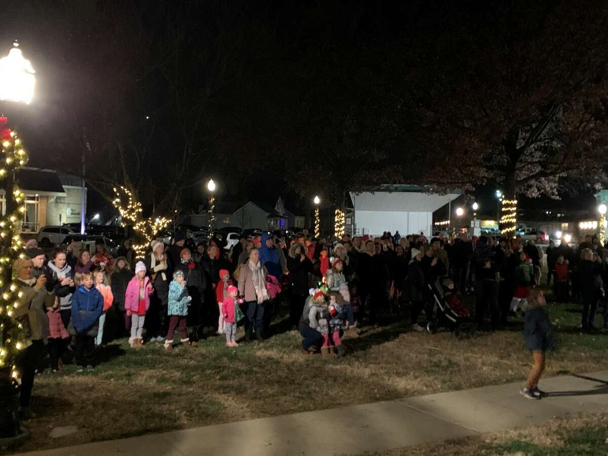 The crowd stares in anticipation before Mayor Risavy plugs in the tree last year in 2021.