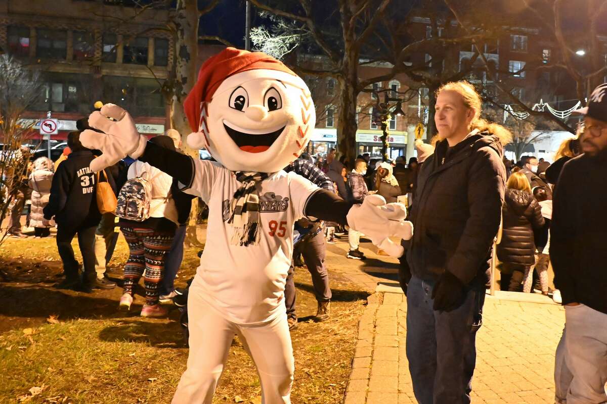 CityCenter Danbury hosted its annual Light the Lights holiday celebration on Saturday, Dec. 4, 2021 at the Danbury Library Plaza. The lighting tradition includes Santa’s arrival via firetruck and transforming downtown into a “winter wonderland.” Were you SEEN?