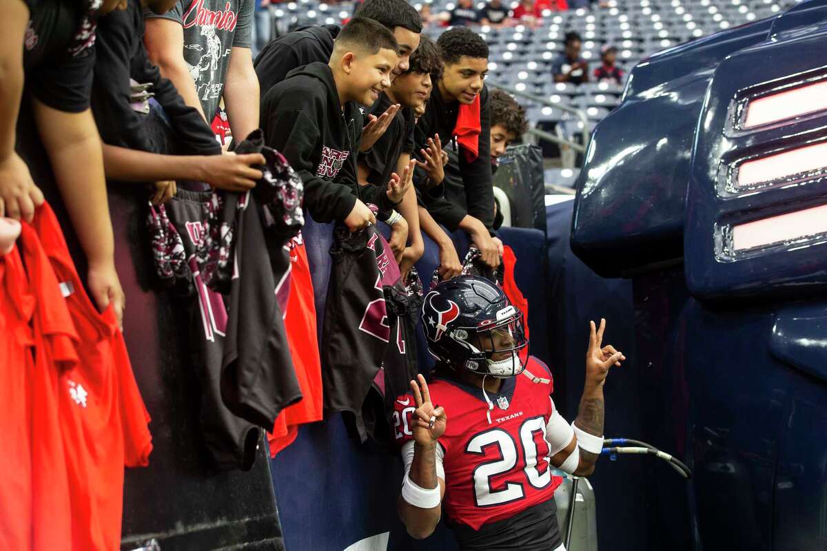 Houston Texans safety Justin Reid (20) safety poses for a photo with a group of young fans before an NFL football game against the Indianapolis Colts Sunday, Dec. 5, 2021 in Houston.