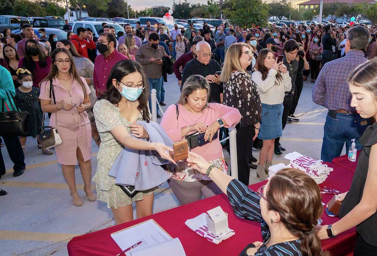 TAMIU grads celebrate Ring Day