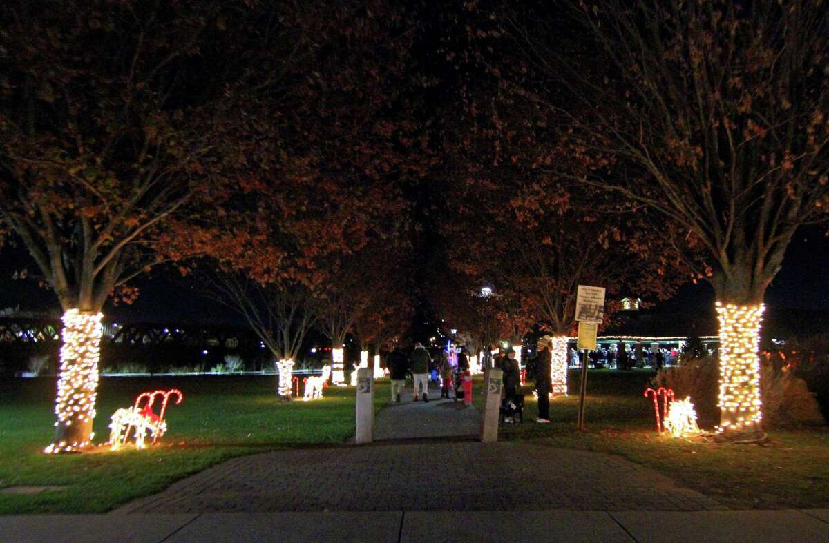 Shelton ushers in holidays with downtown tree lighting
