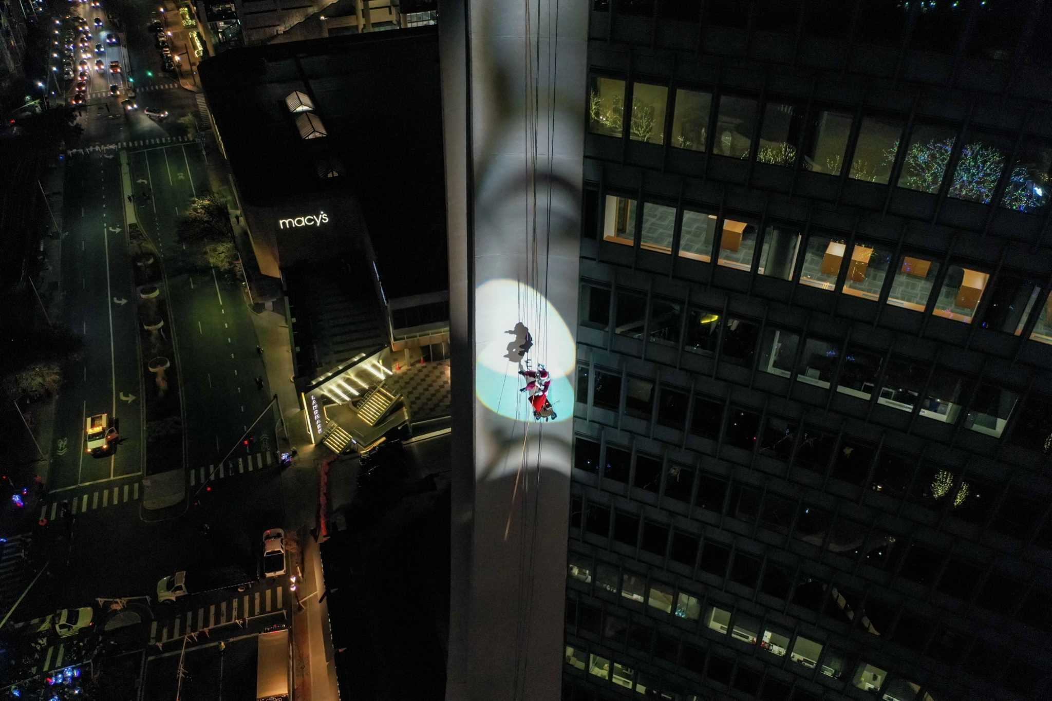 Drone photos: Yankees GM Brian Cashman makes annual rappel before Stamford tree lighting - Vimarsana News