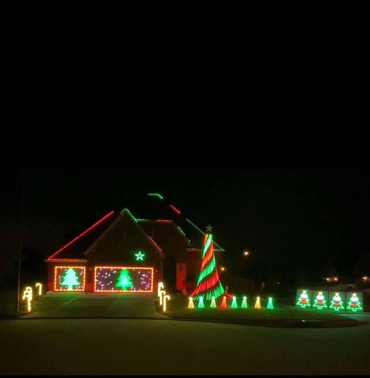 Frankie To-ong's Spring, Texas home Christmas decorations have become popular on TikTok for its synchronization to rapper Lil' Jon's classic hit "Snap Yo Fingers"