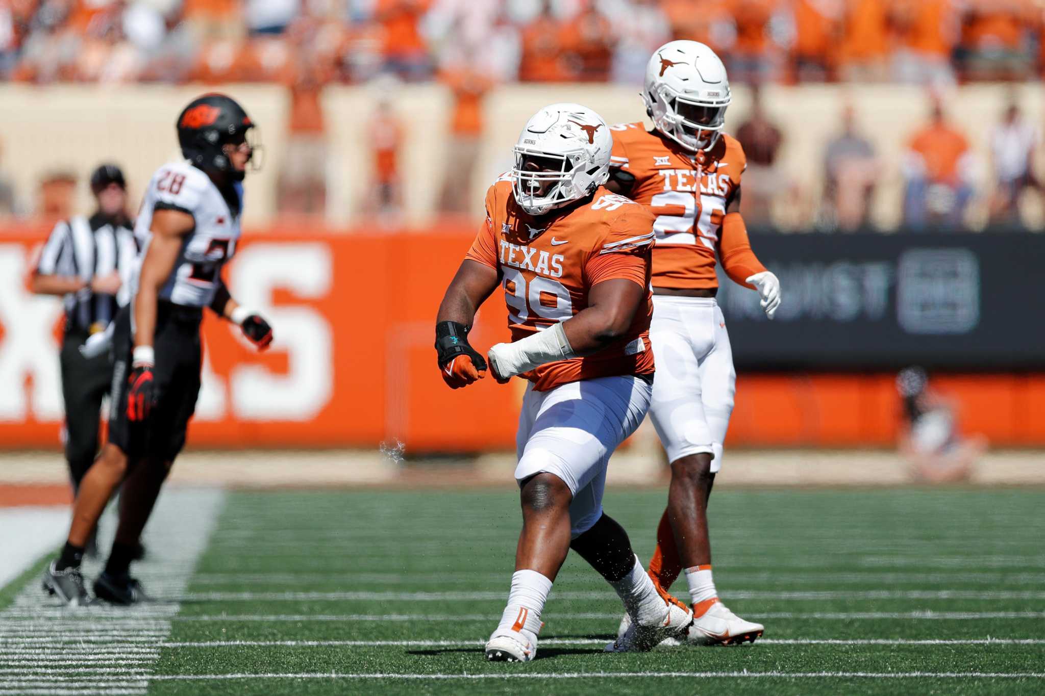 Texas tackle Keondre Coburn joins Overshown, Jamison in 2022 return