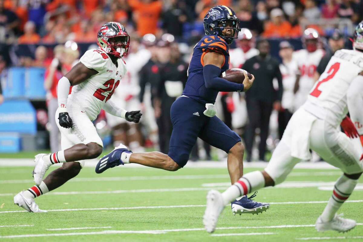 UTSA quarterback Frank Harris (00) splits Western Kentucky defenders Demetrius Cain (28) and A.J. Brathwaite, Jr. (02) on his way to a touchdown in the first quarter during the 2021 Conference USA Championship football game at the Alamodome on Friday, Dec. 3, 2021.