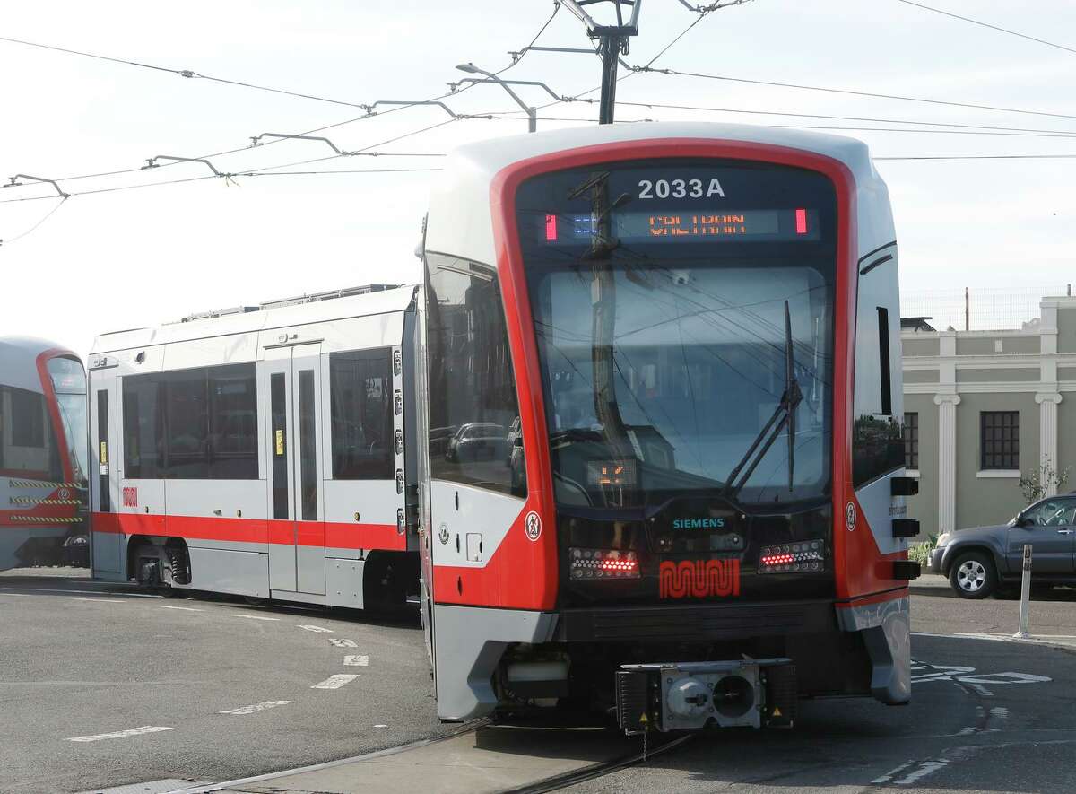在旧金山的N-Judah线上，可以看到一辆新的两节车厢的Muni列车。旧金山市政交通局(San Francisco Municipal Transportation Agency)宣布，万众期待的中央地铁扩建工程即将完工，这将为Muni带来四个新车站。