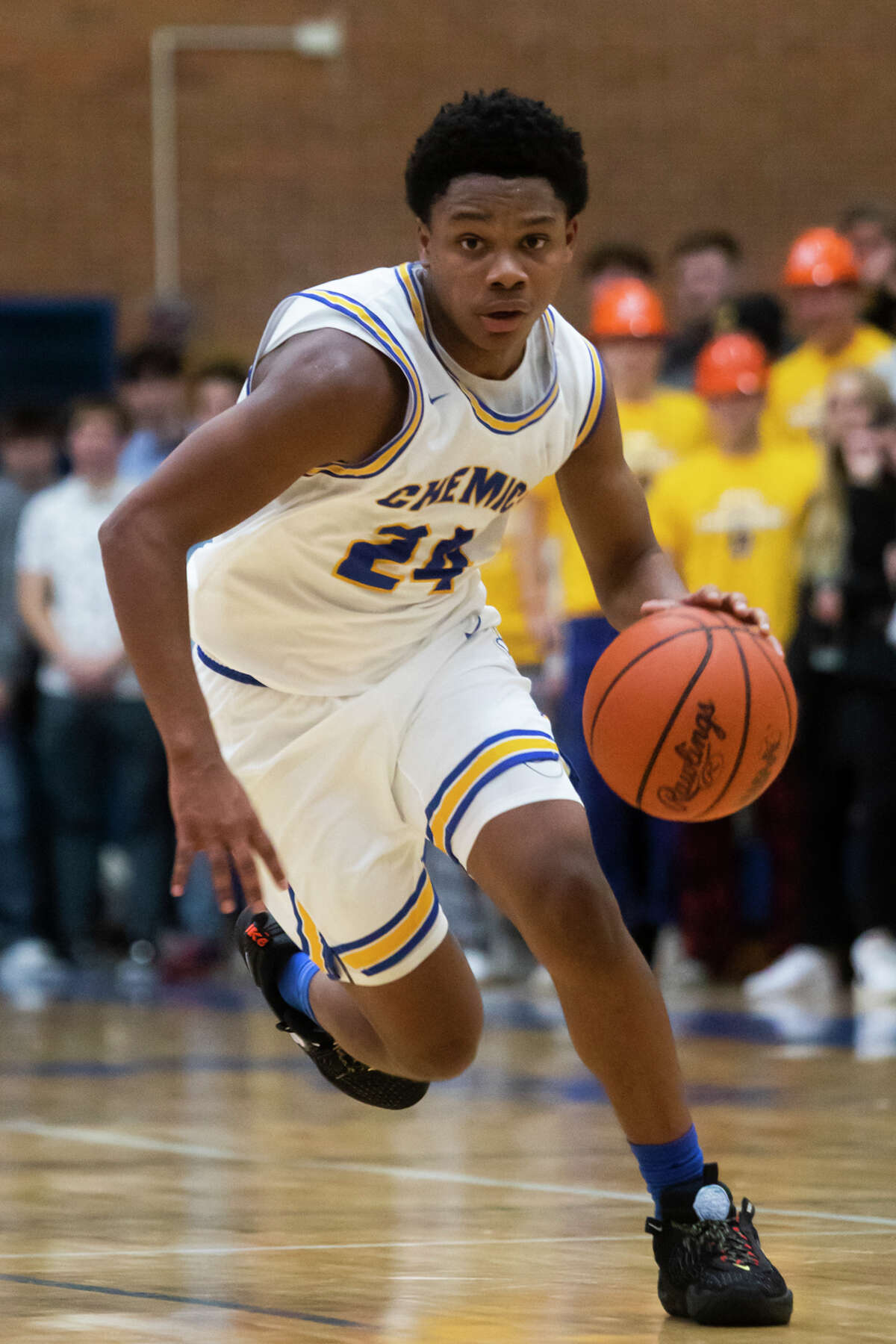 Midland's Jason Davenport dribbles down the court during the Chemics' game against Mt. Pleasant Tuesday, Dec. 7, 2021 at Midland High School.