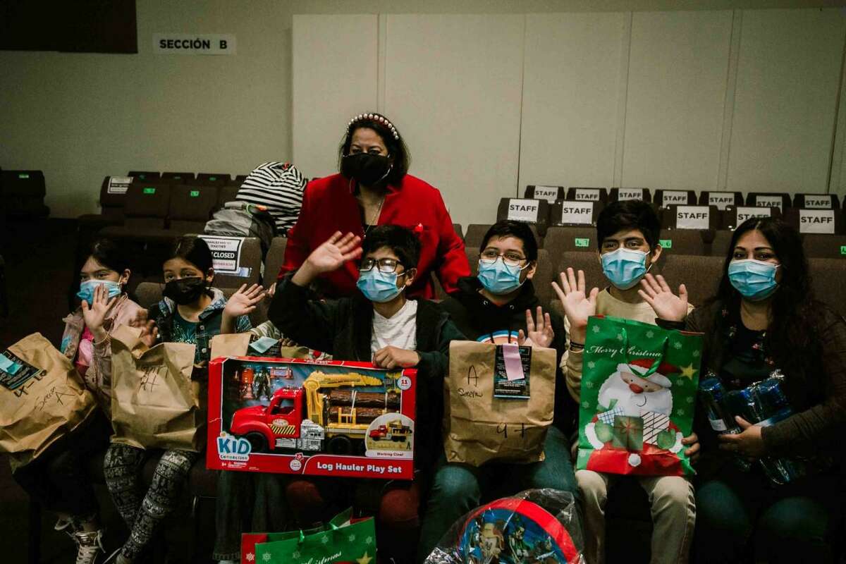 ARCHIVO— Varios niños posan para una fotografía cargando sus regalos navideños durante el evento “Ven por un regalo” de la iglesia Dunamis Ministries Laredo.