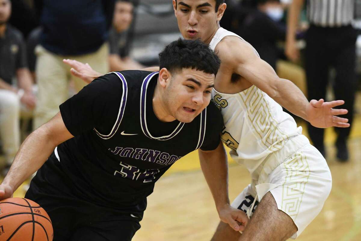 LBJ’s Juan Navarro drives baseline while Alexander’s Emiliano Cruz defends during the Wolves’ 64-62 win over the Bulldogs on Friday.