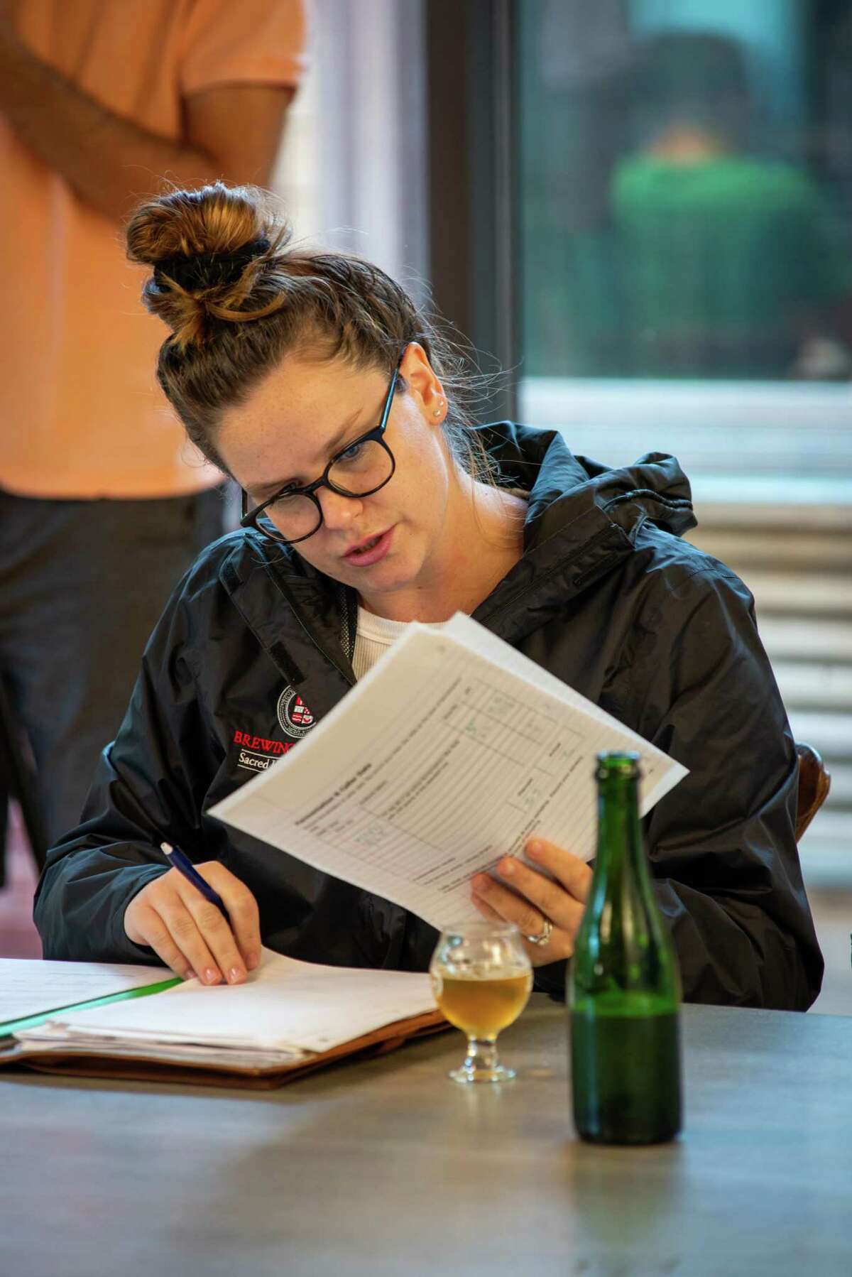 Tess Canning, a Hamden resident and one of Sacred Heart University’s brewing certificate students, conducts a tasting of the beer they made at Two Roads Brewing Area 2. Photo by Tracy Deer-Mirek 8/4/21