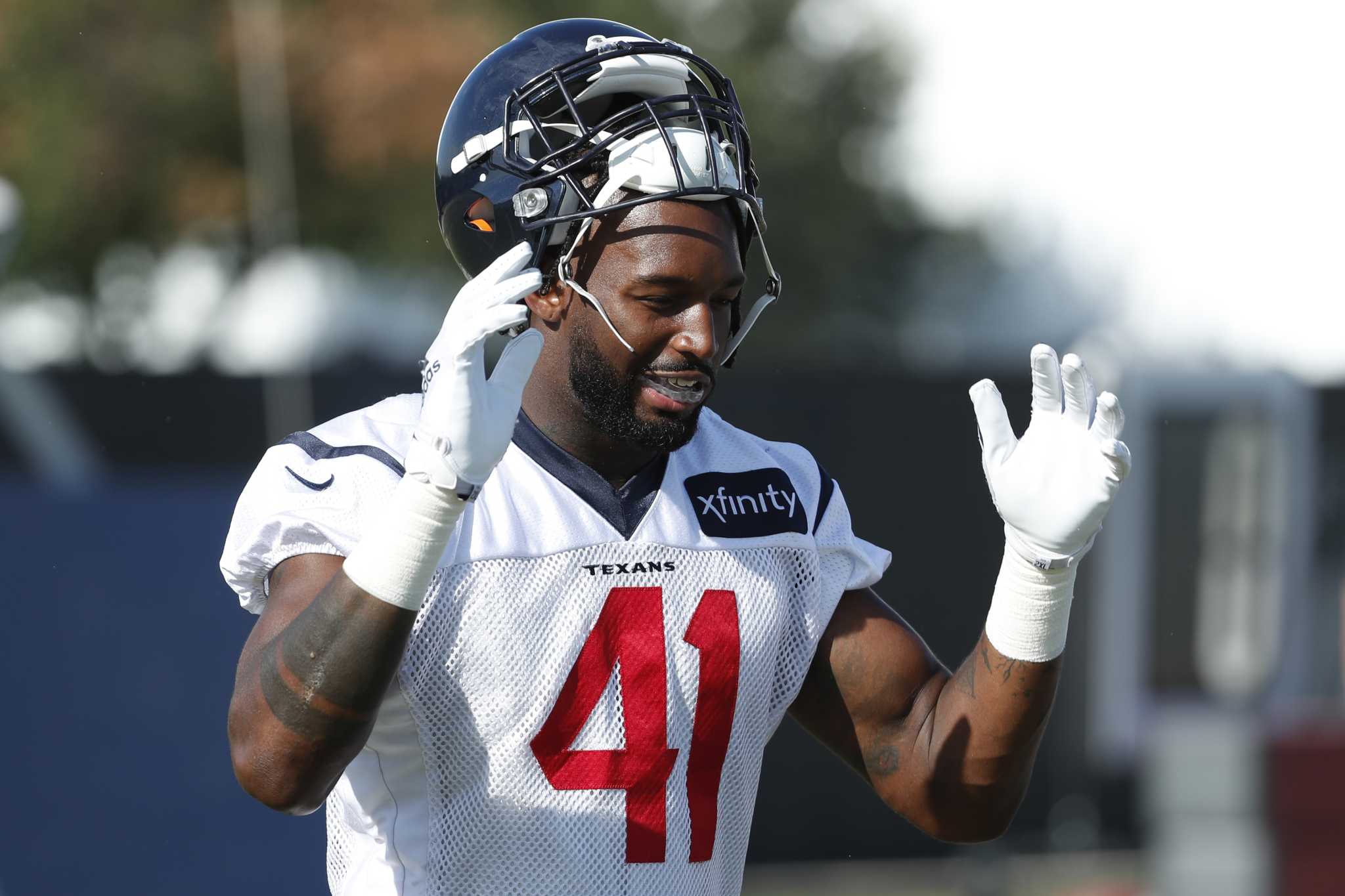 Tennessee Titans claim ex-Houston Texans LB Zach Cunningham off waivers 