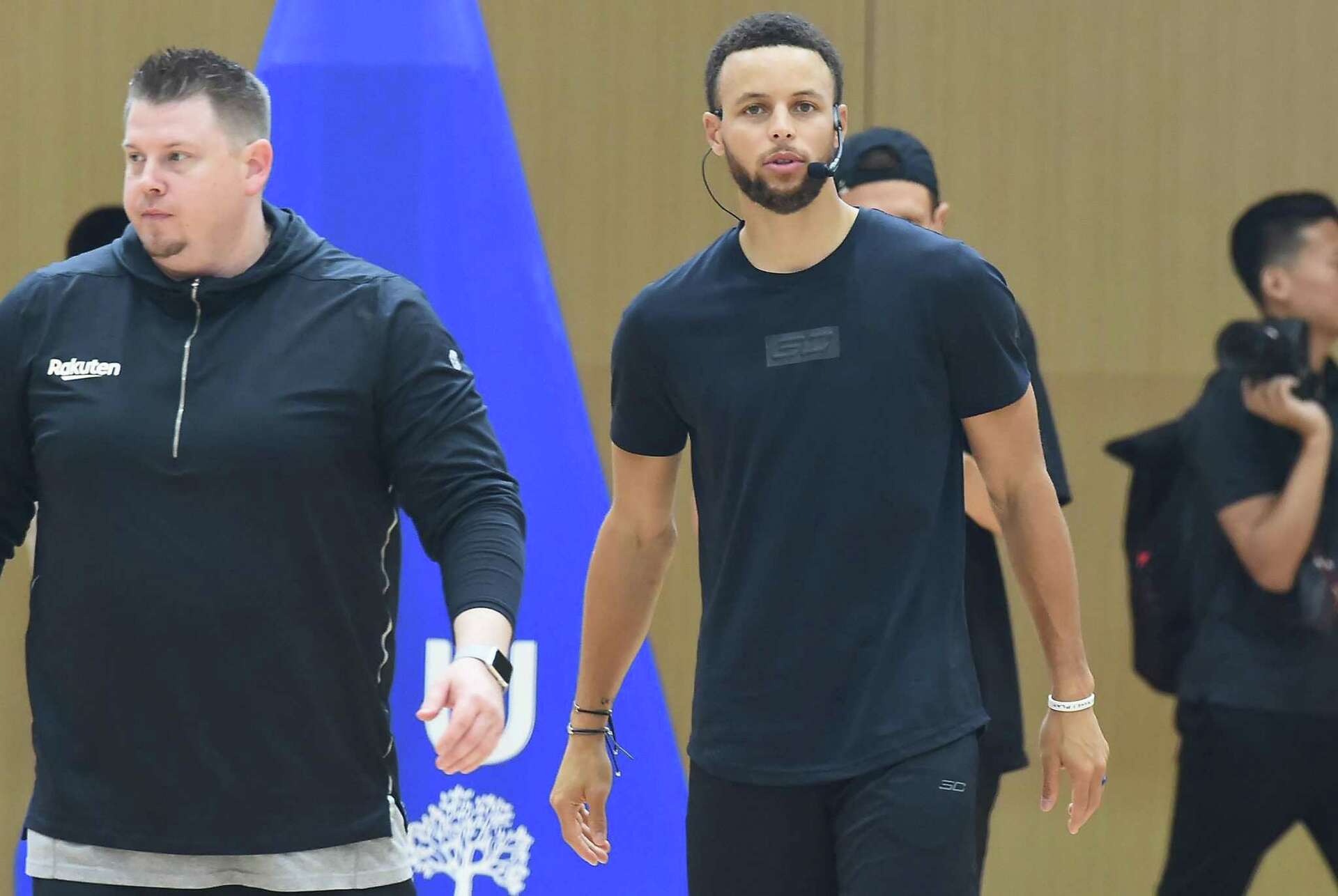 Steph Curry s trainer hits road to witness record that means something extra