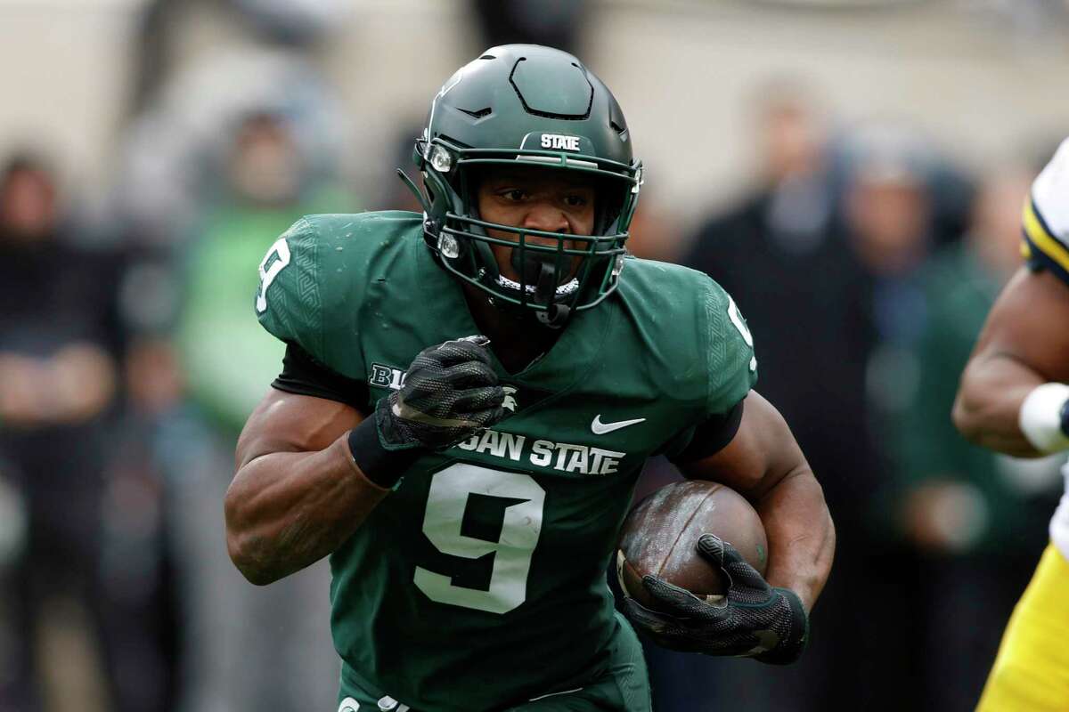 Michigan State RB Kenneth Walker III has been named the 2021 Walter Camp Player of the Year.