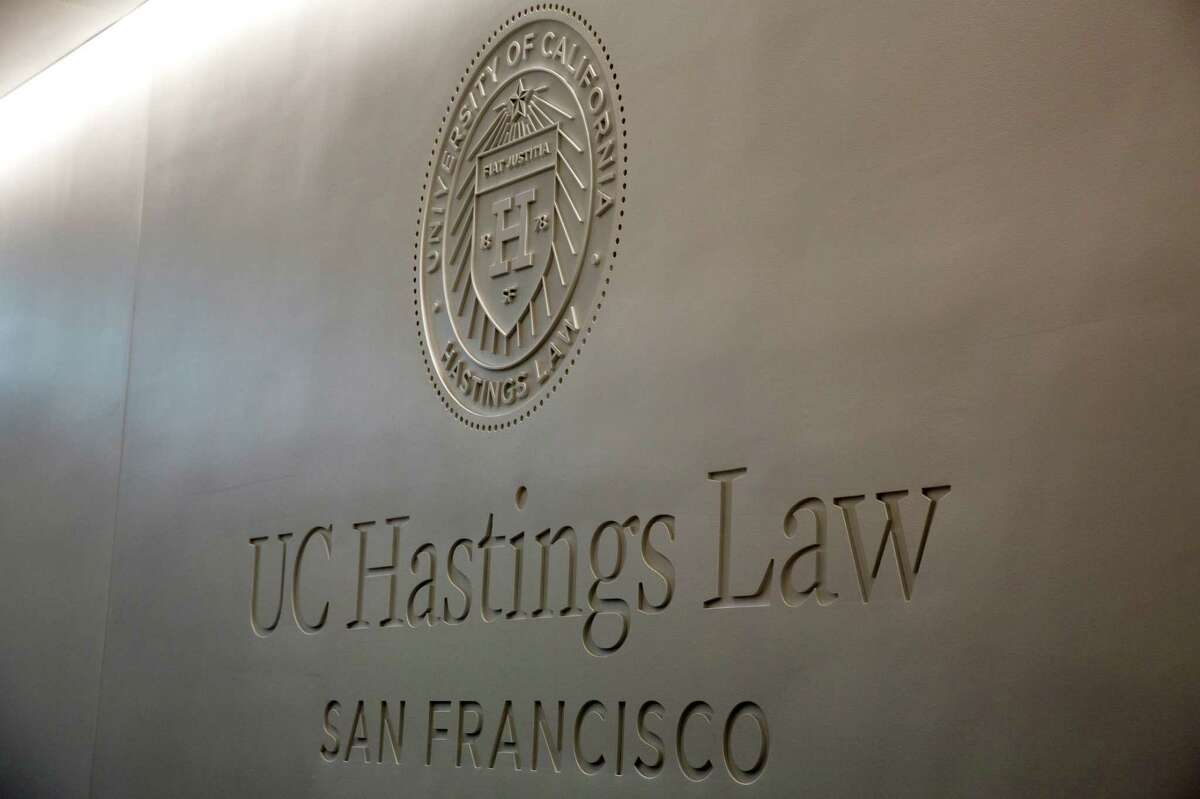 一项诉讼称，这位加州大学哈斯廷斯法学院的创始人并不是种族主义者。
