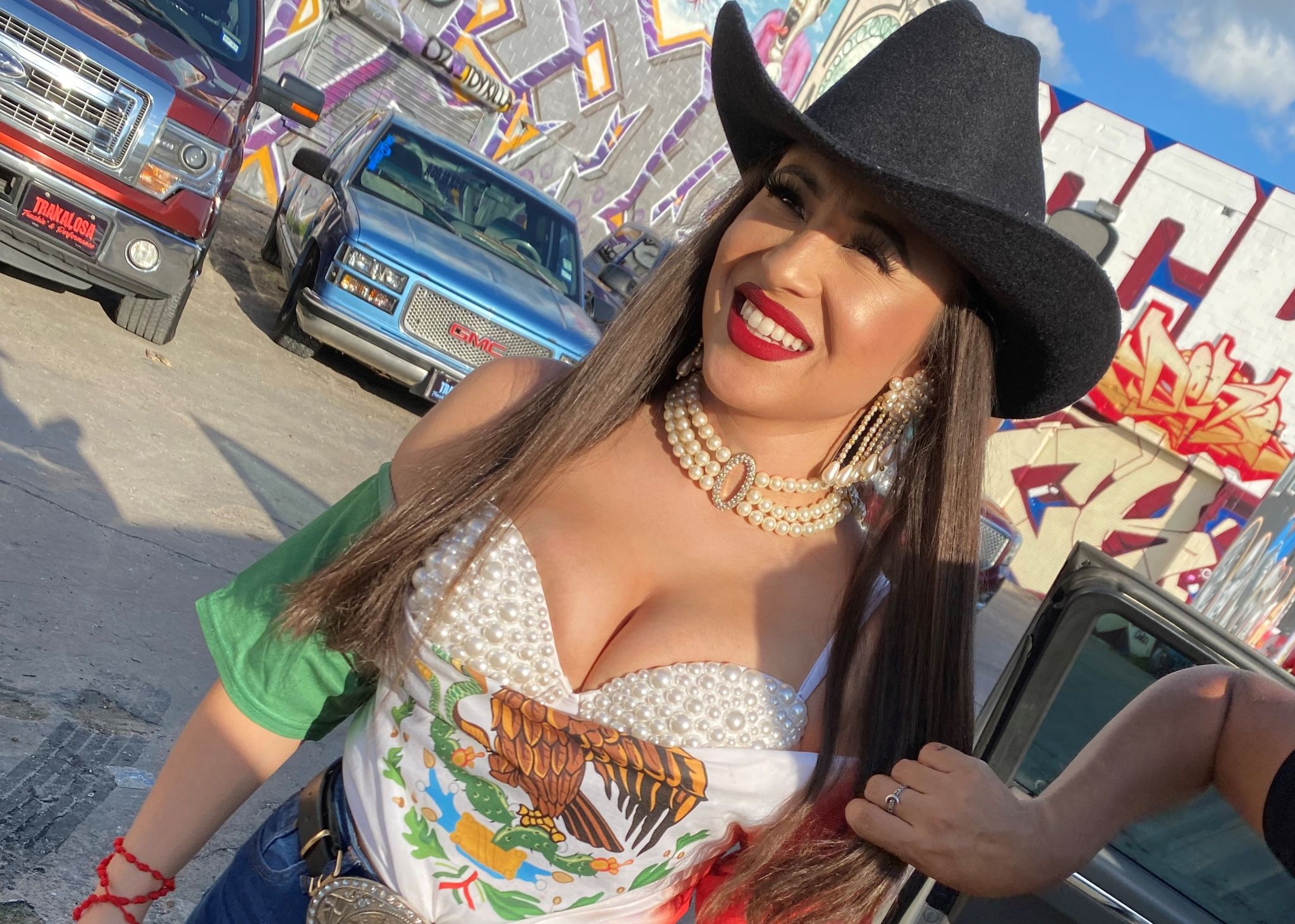 Premiere: Amanda Solis celebrates her 'trokita' with 'Mamalona'