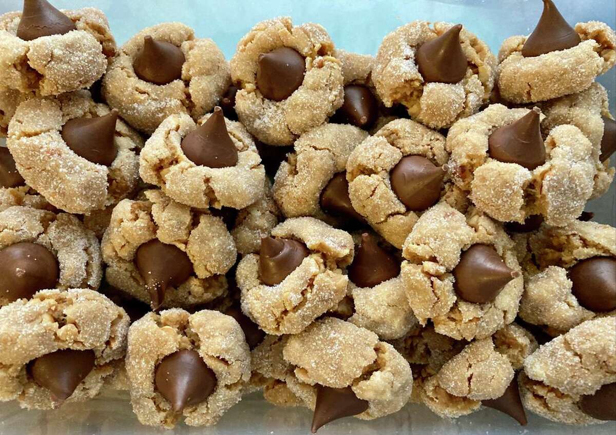 Lovina shares a recipe for peanut butter kiss cookies in this week's Amish Kitchen.