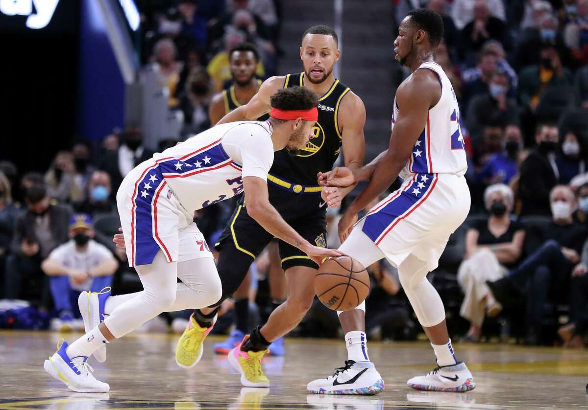 The Warriors’ Stephen Curry guards the 76ers’ Seth Curry as Charles Bassey sets a pick in a game earlier this season.
