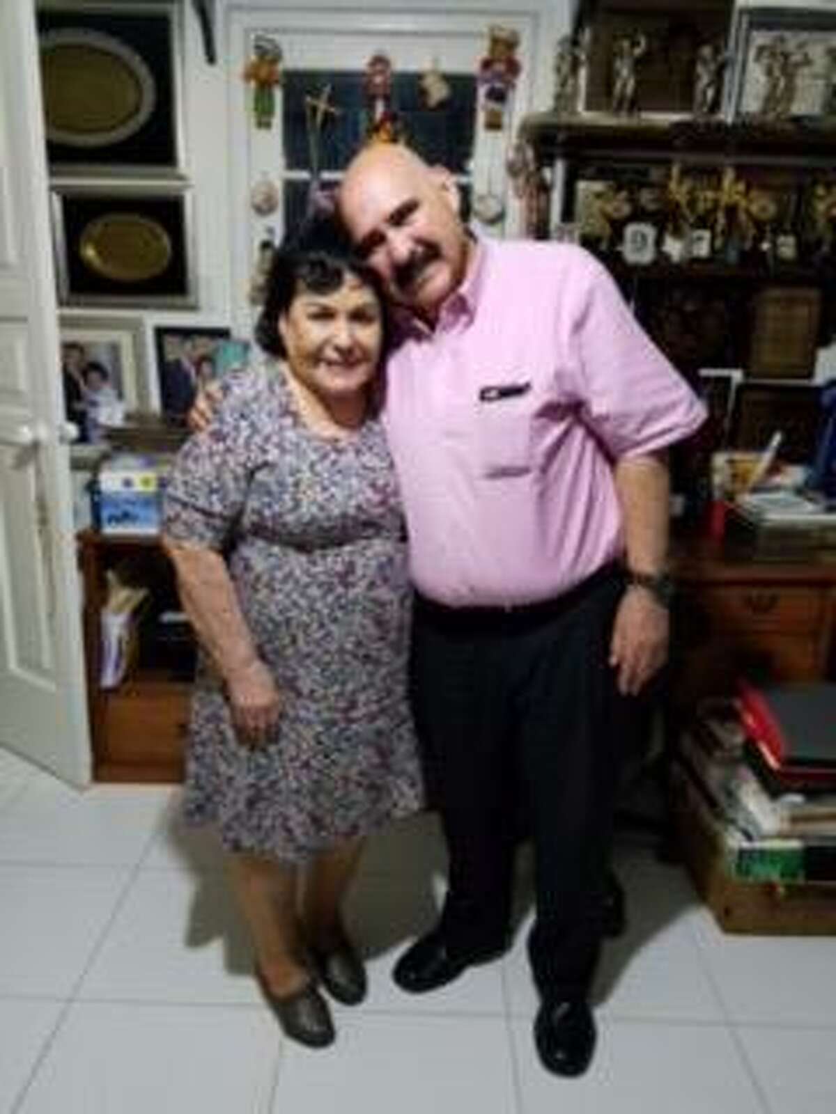 Carmen Salinas y Raúl Salinas posan para una fotografía. Raúl, quien es sobrino de la famosa actriz mexicana, ha dicho que ella es una mujer fuerte y que continúa luchando por su vida.