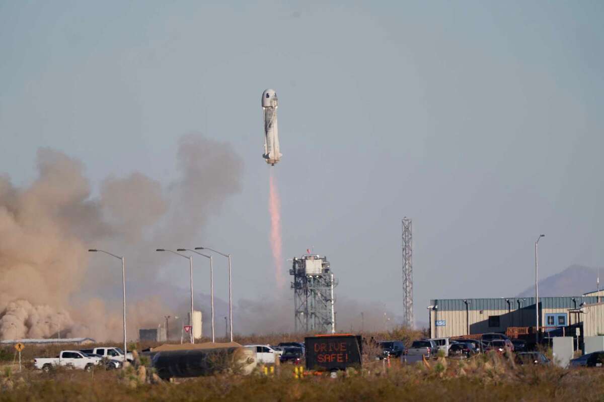 NFL, TV's Michael Strahan flies in space with astronaut's daughter