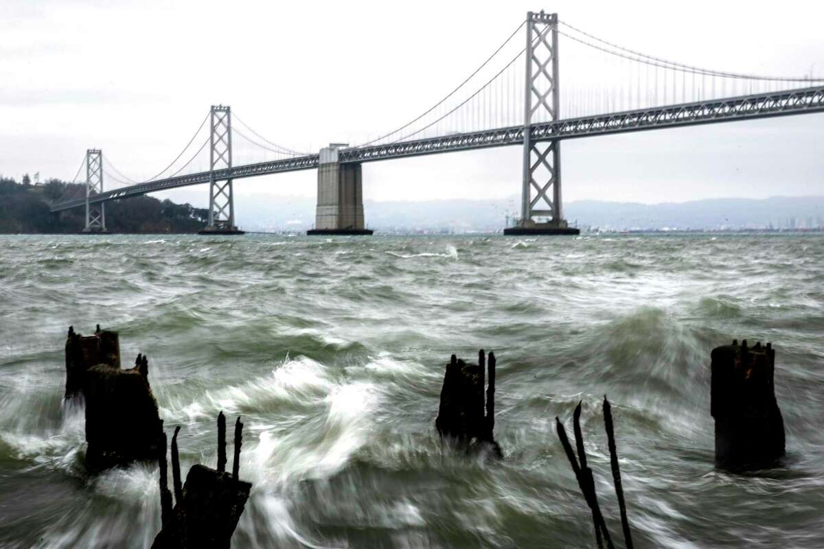 波涛汹涌的海浪拍打着旧金山Embarcadero的木板路，一股强烈的大气河流正在形成。