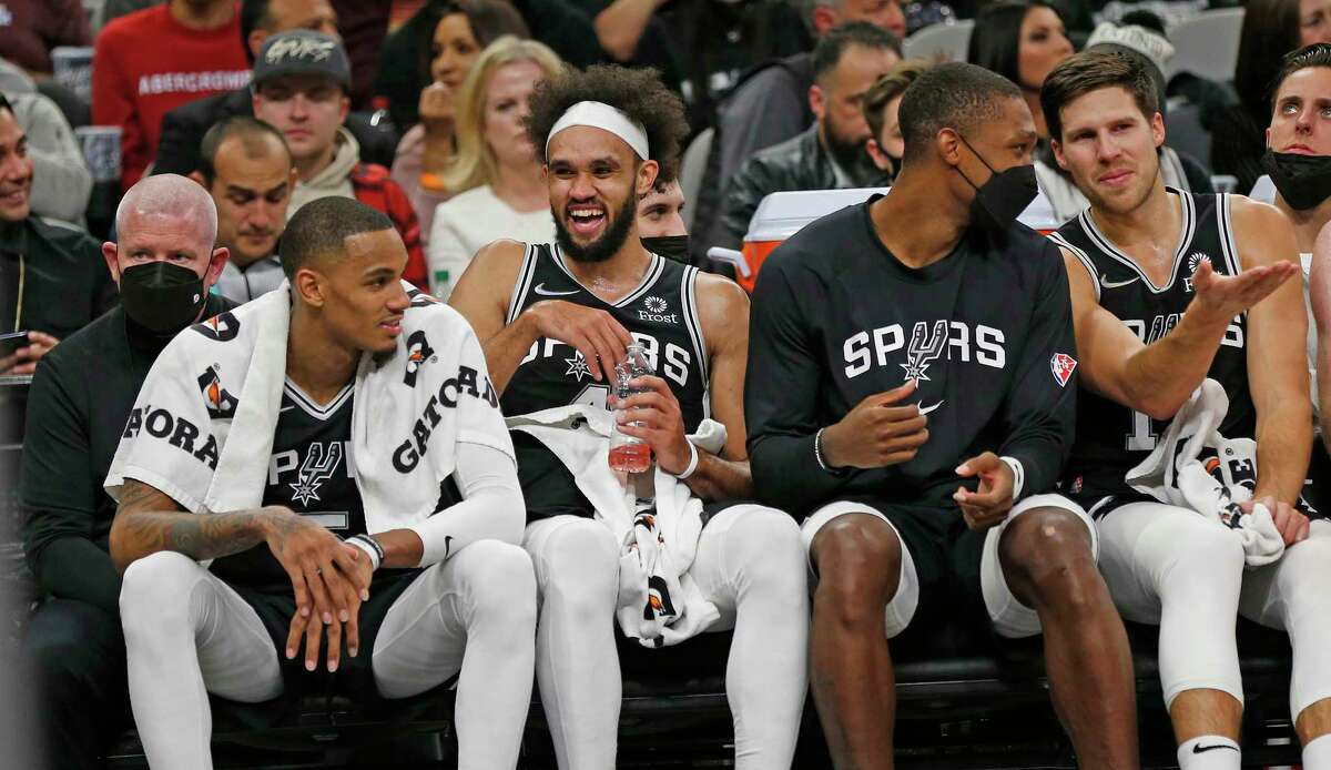 Spurs Dejounte Murray, Derrick White, Lonnie Walker, and Doug McDermott enjoy the final minutes of the game. BKN Spurs-Pelicans at A&T Center on Sunday, Dec. 12,2021.