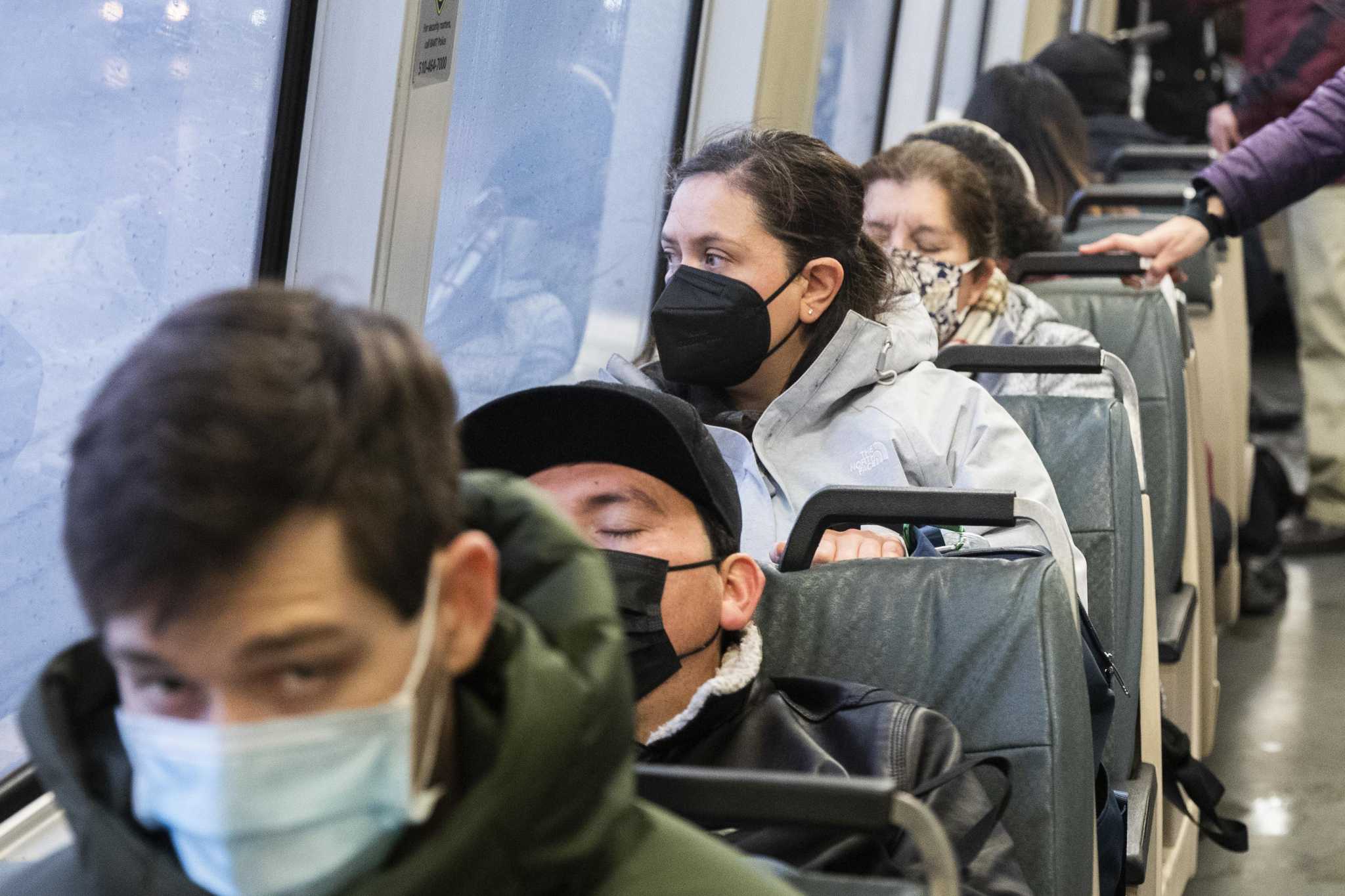Airlines begin dropping mask mandates after federal judge strikes down requirement - Vimarsana News