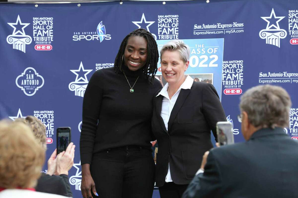 Hvězda WNBA Sophia Young Malcolm, vlevo, pózuje na své fotografii s COO San Antonio Sports Jenny Karns v Alamodomu, pondělí 13. prosince 2021. Mladý Malcolm je součástí sportovní síně slávy v San Antoniu 2022.