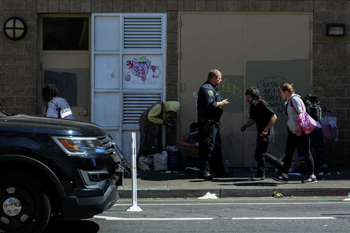 6月，旧金山田德隆社区的一名警察驱散了一群聚集在特克街的人群。