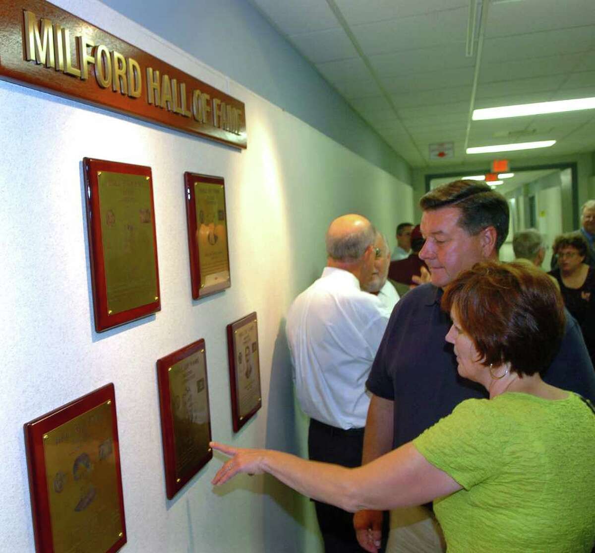 Hall of Fame inducts 5, unveils plaques