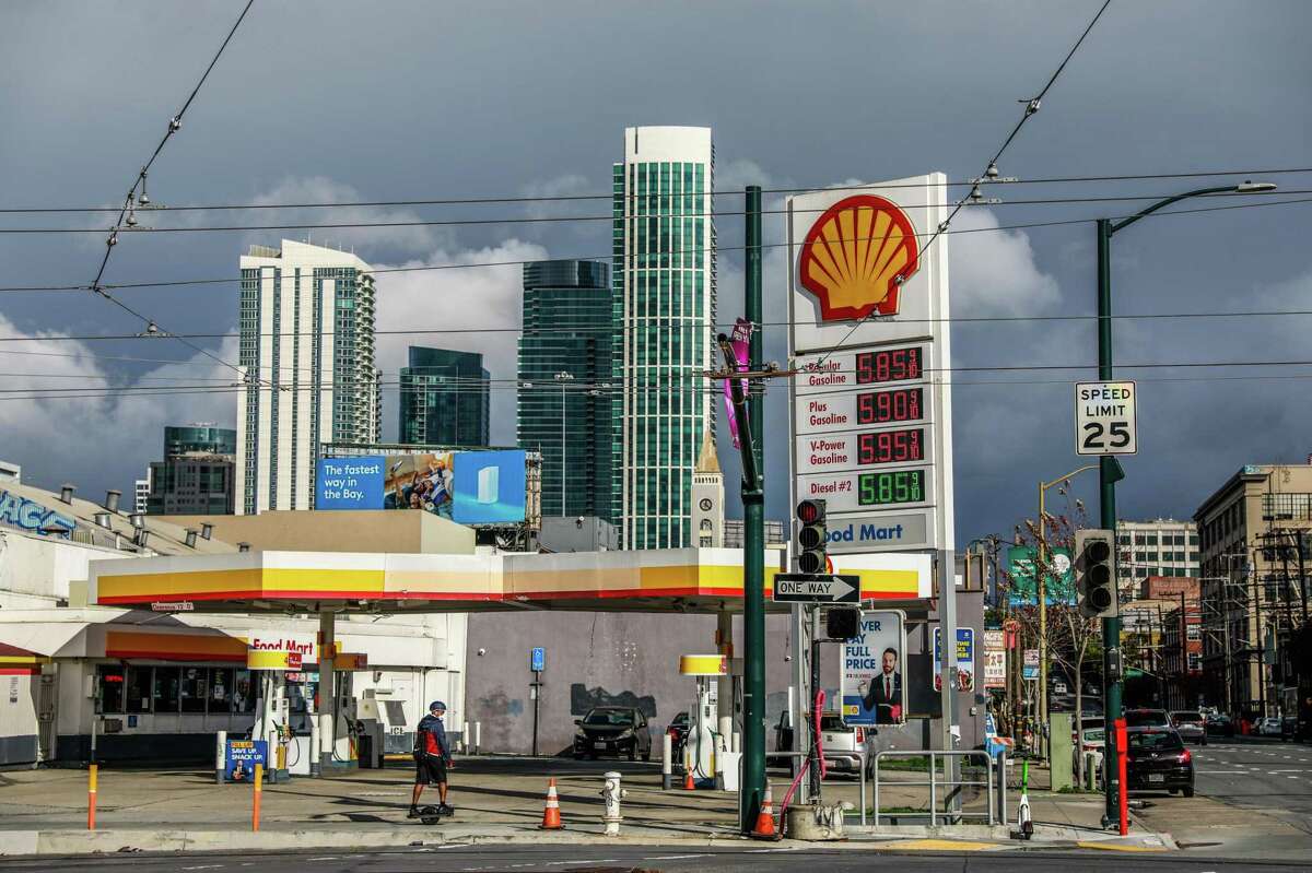 布莱恩特街的壳牌加油站反映了油价的上涨。湾区地区登录必赢亚洲高昂的住房和天然气成本是其成为2020年最昂贵居住地的主要原因。