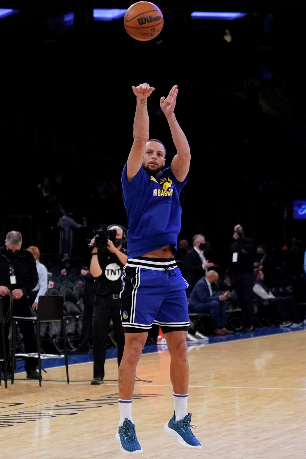 Golden State Warriors guard Stephen Curry warms up before an NBA basketball game against the New York Knicks, Tuesday, Dec. 14, 2021, at Madison Square Garden in New York.