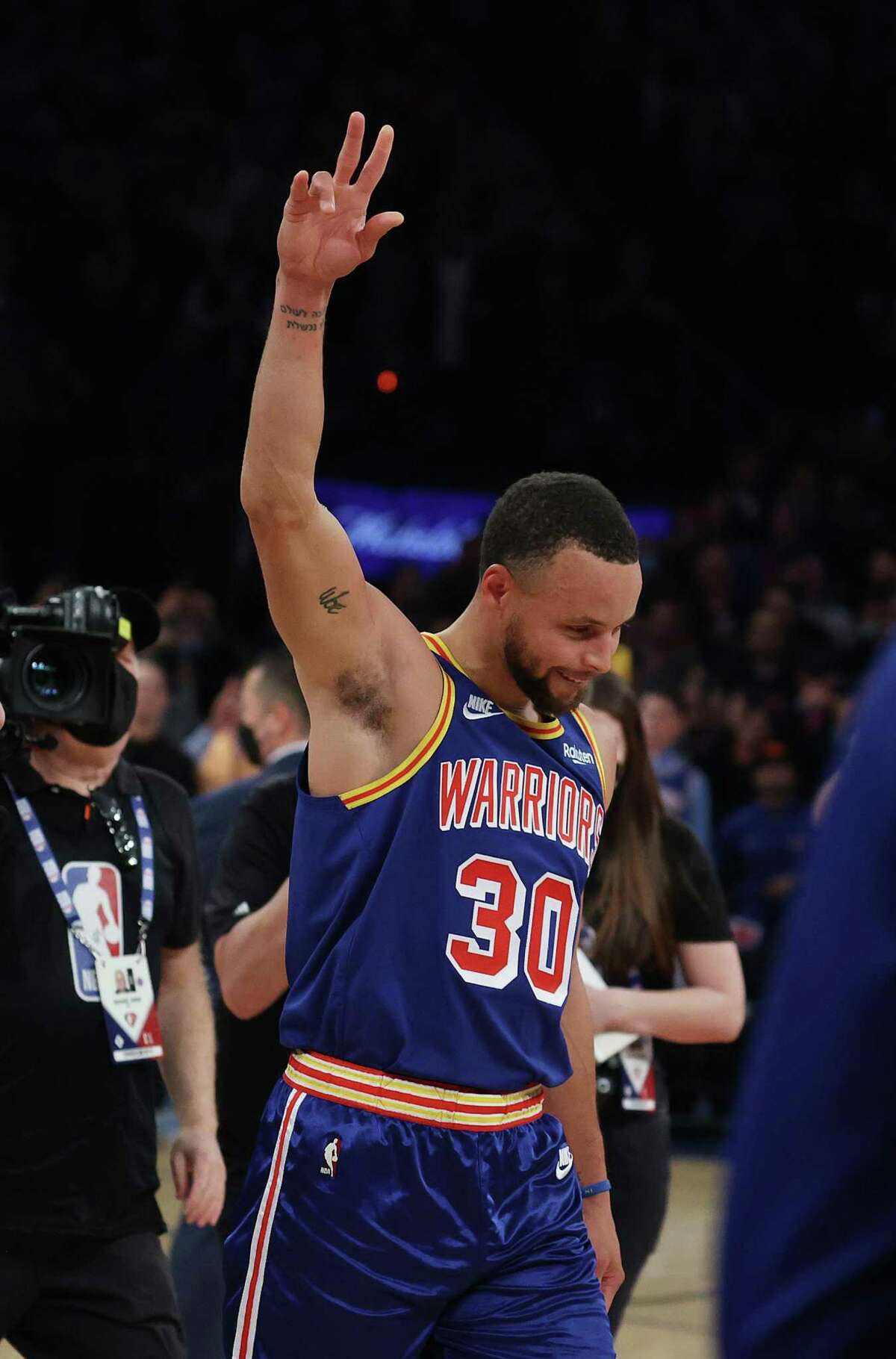 NEW YORK, NEW YORK - DECEMBER 14: Stephen Curry #30 of the Golden State Warriors waves to the crowd after making a three point basket to break Ray Allen’s record for the most all-time against the New York Knicks during their game at Madison Square Garden on December 14, 2021 in New York City. NOTE TO USER: User expressly acknowledges and agrees that, by downloading and or using this photograph, User is consenting to the terms and conditions of the Getty Images License Agreement. (Photo by Al Bello/Getty Images)