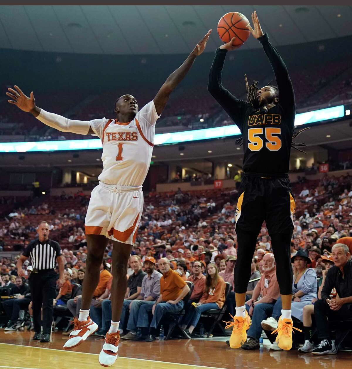 No. 2 Texas clamps down and routs ArkansasPine Bluff