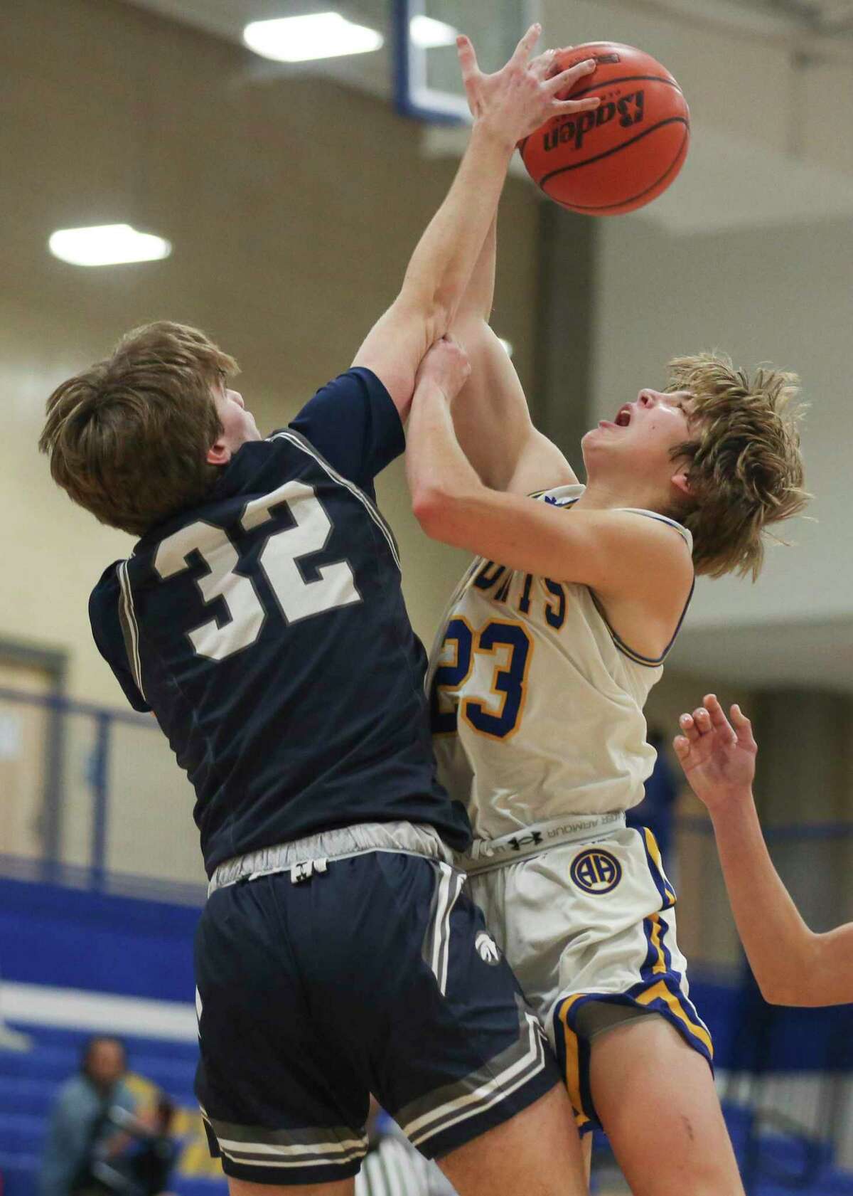 Boerne-Champion’s Owen Tate (32) blocks Alamo Heights’ Beck Tippit (23) from the net during the second quarter at Alamo Heights High School in San Antonio, Texas, Tuesday, Dec. 14, 2021. The Chargers defeated the Mules 62-42.