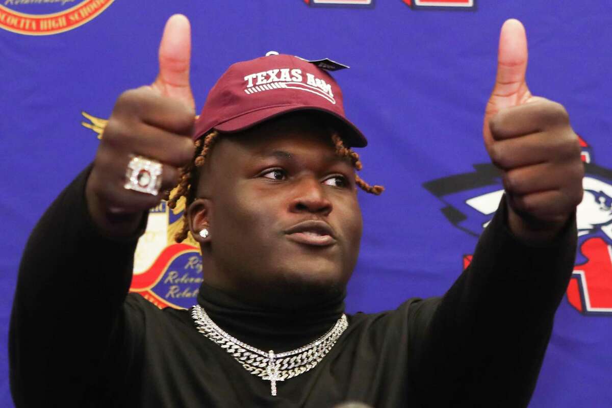 In what he called a tight decision between Texas A&M and Texas, Atascocita offensive tackle Kam Dewberry joined the Aggies' highly-rated recruiting class. 