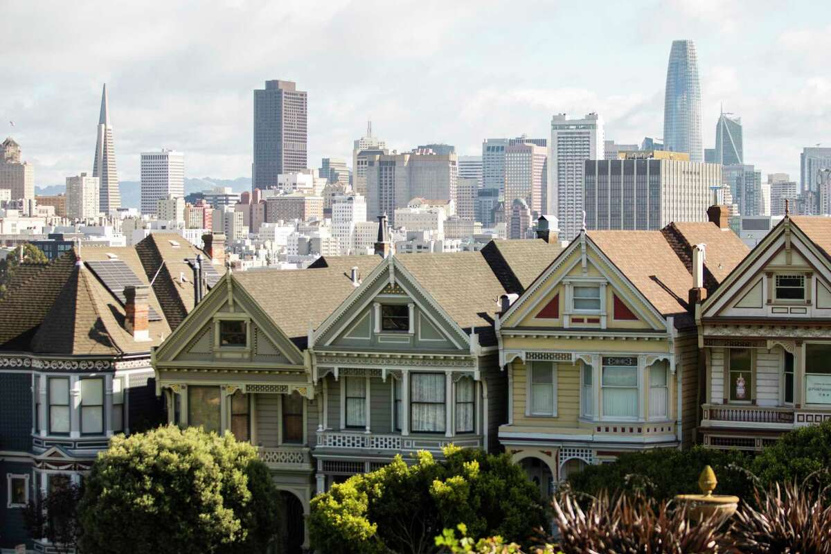 旧金山和南湾的房价是加州最高的，往东部和北部越远，房价就越低。