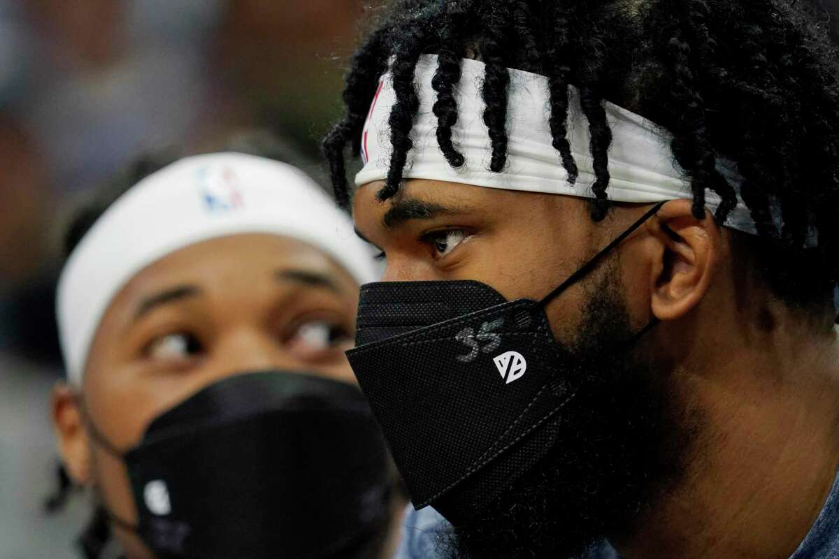 Sacramento Kings forward Marvin Bagley III, right, and center Richaun Holmes wear protective masks to help prevent the spread of COVID-19, during the first half of the team's NBA basketball game against the San Antonio Spurs, Wednesday, Nov. 10, 2021, in San Antonio. (AP Photo/Eric Gay)