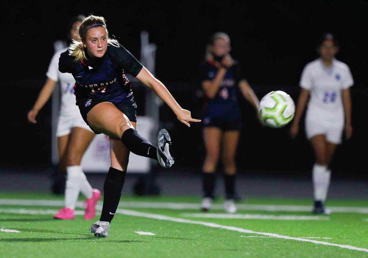 Grand Oaks midfielder Jorja Bragg (17) makes a long pass Grand Oaks during the first period of a non-district high school soccer match at Grand Oaks High School, Friday, Jan. 22, 2021, in Spring.