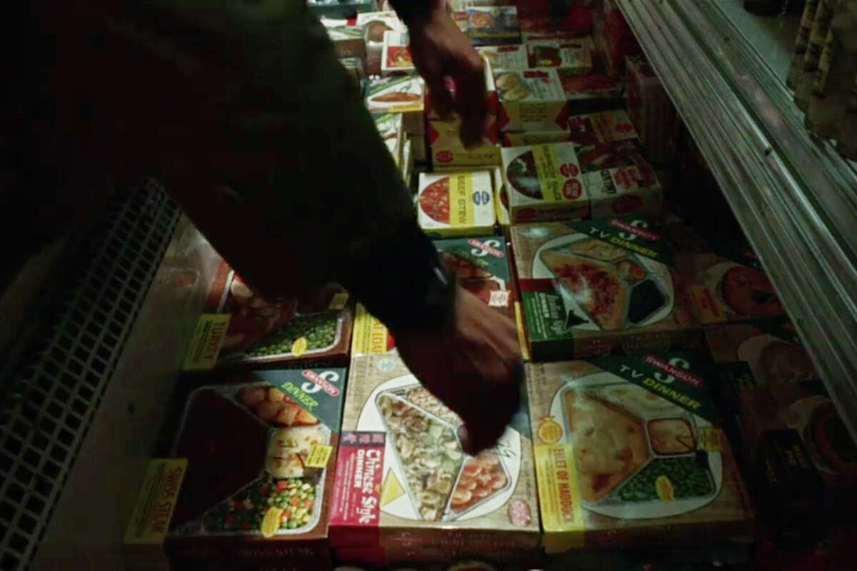 Ο ηθοποιός Steve McQueen υποδύεται τον Frank Bullitt και παίρνει μερικά κατεψυγμένα γεύματα από το VJ Grocery σε μια σκηνή από την ταινία 
