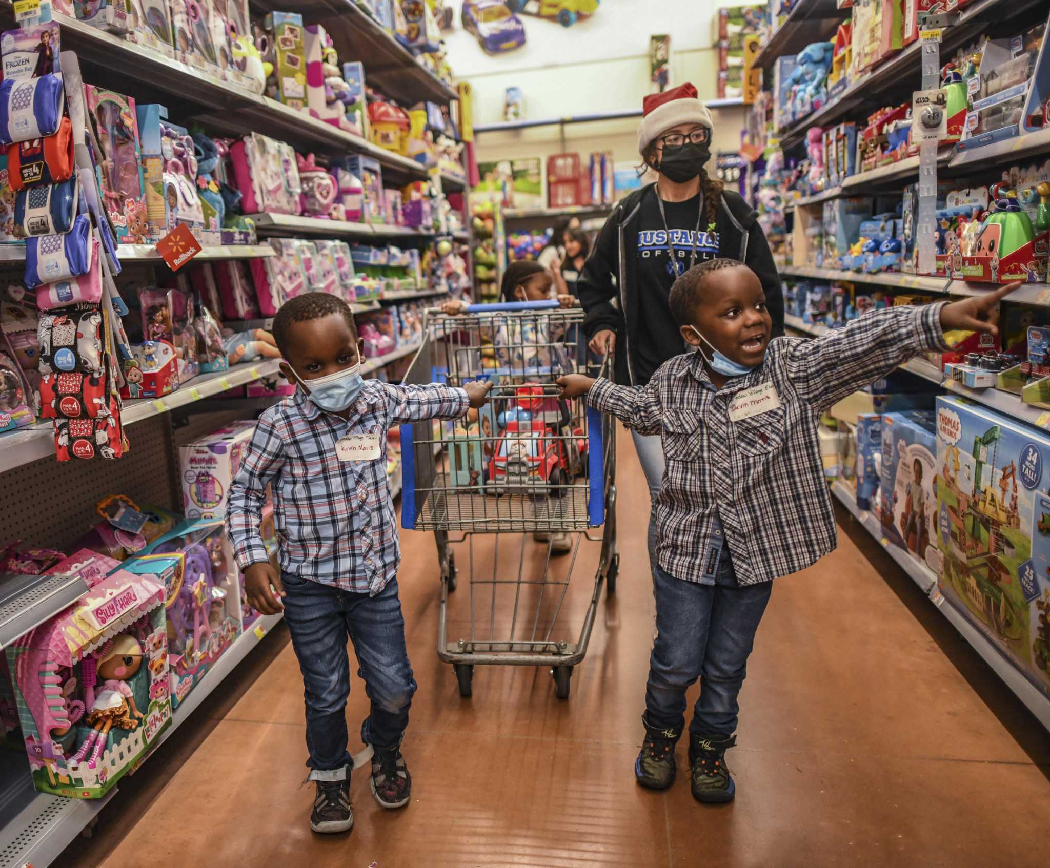 In 54-year-old holiday tradition, Jay High School students escort elementary kids to buy shoes, toys - Vimarsana News