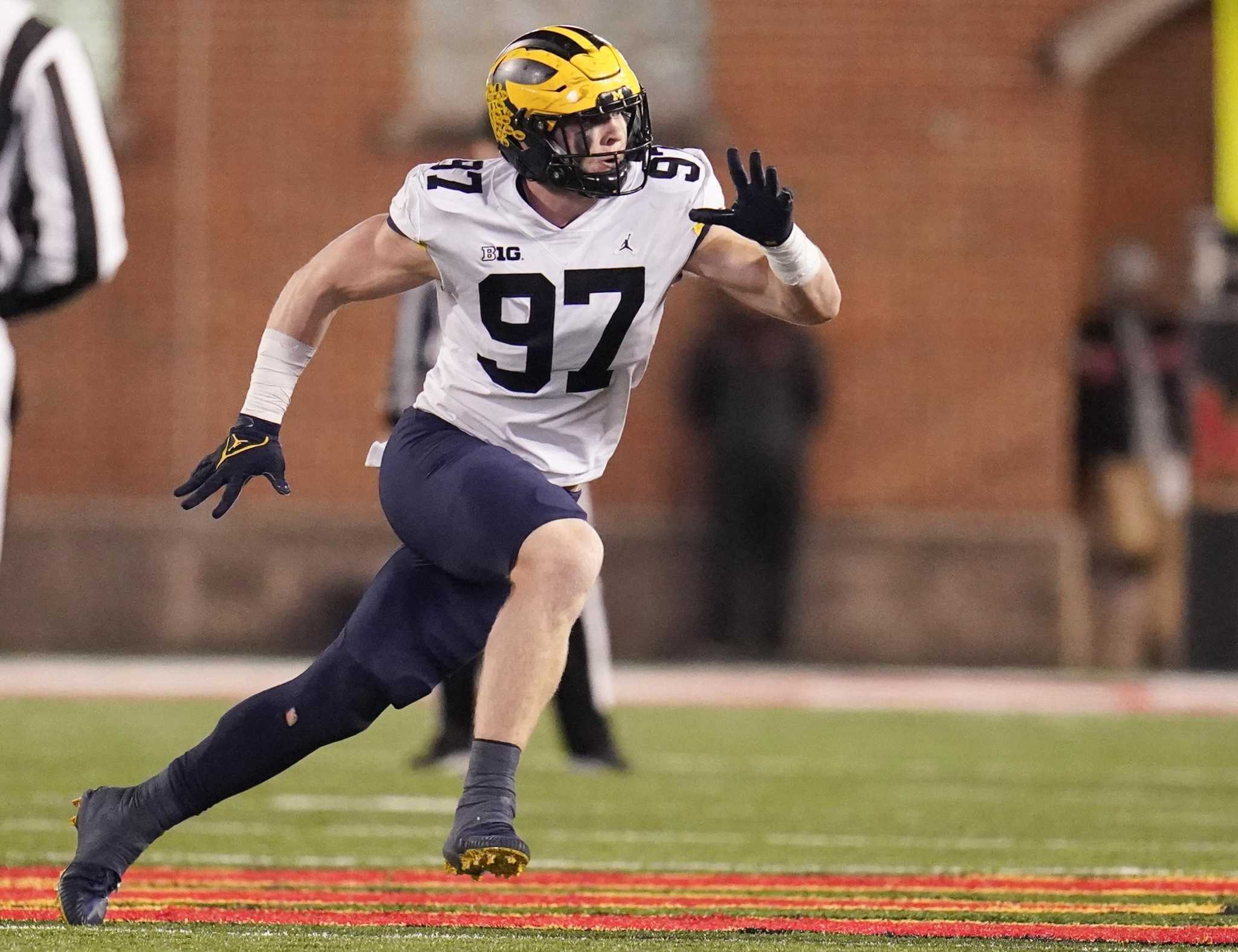 Aidan Hutchinson visits Jaguars; still projected to go No. 1 in NFL draft 